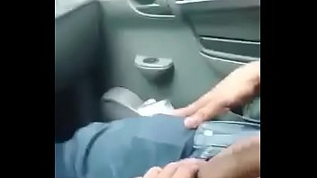 Motorista do Uber brincando com a rola do passageiro