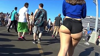 Groped her ass in music festival