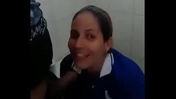 Tiene sexo con la señora que limpia los baños