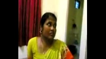 aunty wearing saree