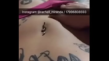 Gostosa tatuada peladinha mostrando a xoxota gostosa