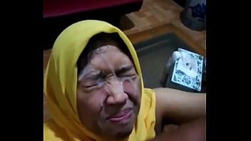 AMATEURS INDONESIAN MILF HIJAB GETS CUMSHOT FACIAL FROM SMALL DICK