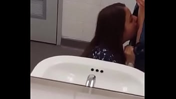 Pendeja Argentina haciendo garganta profunda en el baño del colegio