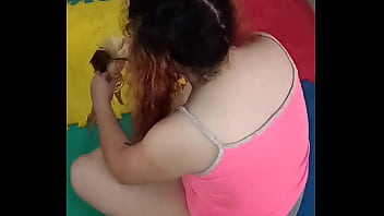 Me dejan solo en casa con mi inocente hijastra pequeña,le doy su lechita caliente en la boca.¡Tenía muchas ganas de quitarle su virginidad! Familia pervertida