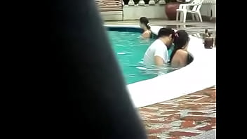 Gordinho metendo na piscina - Colombian Couple Caught Having Sex In A Public