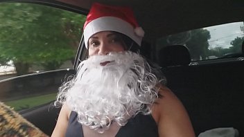 Bianca Foi fazer um pedido para o papai noel e acabou caindo no peru de natal.