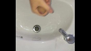 Cumming ina sink